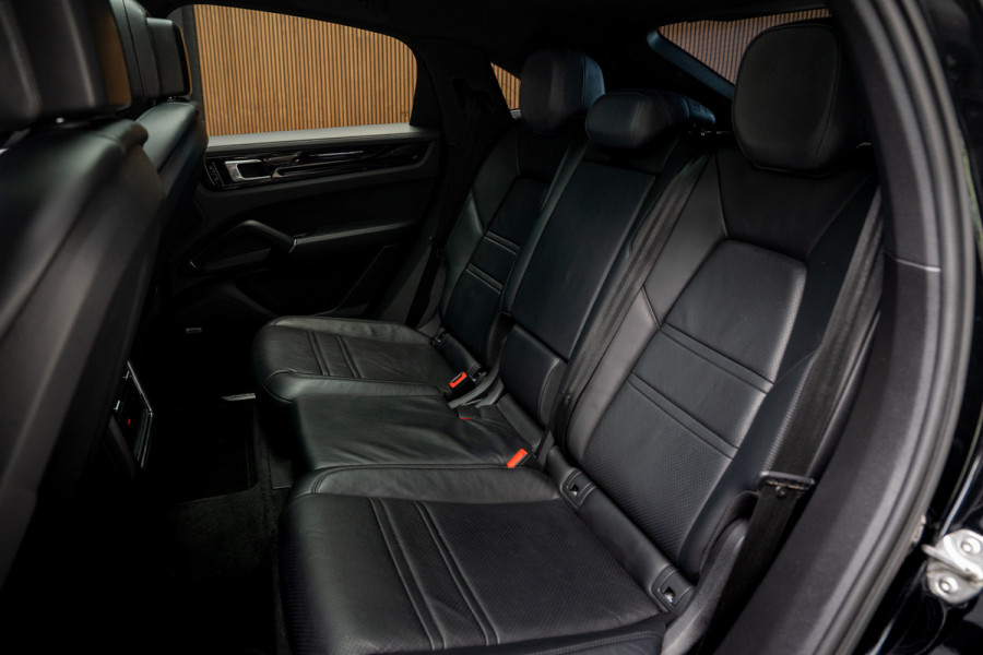 Porsche Cayenne Coupé 3.0 Pano Sportchrono 360 Luchtvering Leer Navi ACC 22'' LM velgen Memory seats Bose Stuurverwarming Elektr. bedienbare achterklep PDC LM velgen Stuurverwarming Stoelverwarming Zwarte binnenhemel Climate CarPlay