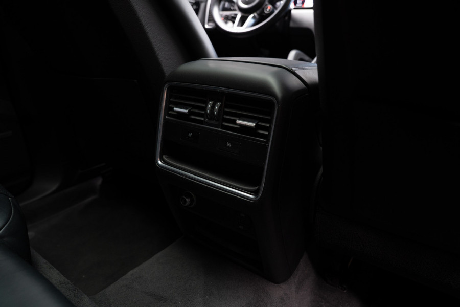Porsche Cayenne Coupé 3.0 Pano Sportchrono 360 Luchtvering Leer Navi ACC 22'' LM velgen Memory seats Bose Stuurverwarming Elektr. bedienbare achterklep PDC LM velgen Stuurverwarming Stoelverwarming Zwarte binnenhemel Climate CarPlay