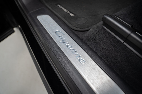 Porsche Cayenne Coupé 3.0 Pano Sportchrono 360 Luchtvering Leer Navi ACC 22'' LM velgen Memory seats Bose Stuurverwarming Elektr. bedienbare achterklep PDC LM velgen Stuurverwarming Stoelverwarming Zwarte binnenhemel Climate CarPlay