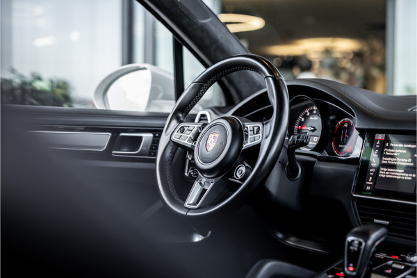 Porsche Cayenne 4.0 Turbo - Origineel NL | Sport Chrono + | Luchtvering | Elek. Trekhaak