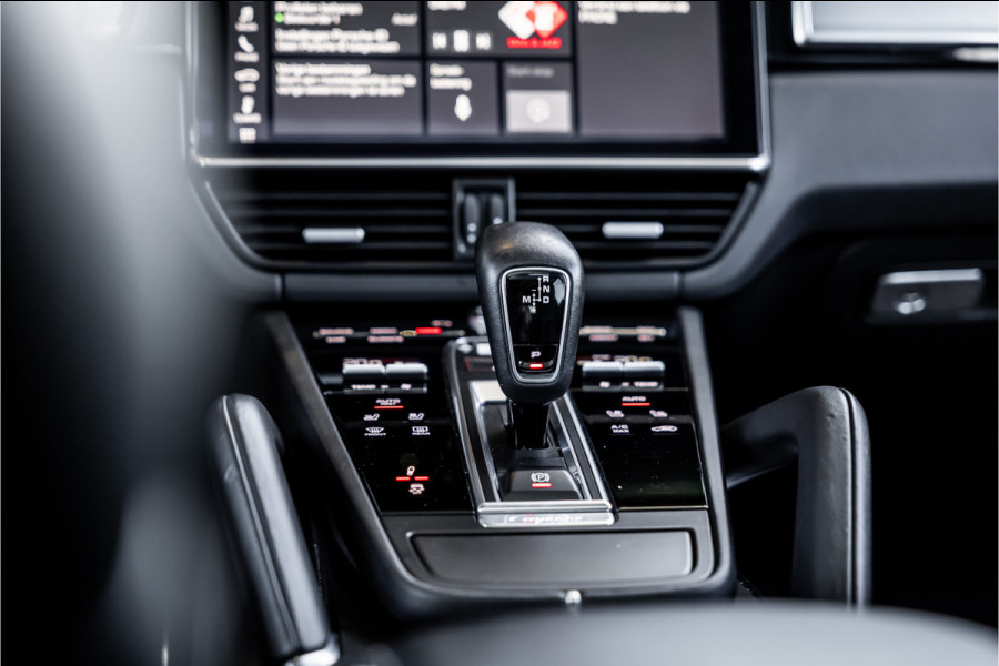 Porsche Cayenne 4.0 Turbo - Origineel NL | Sport Chrono + | Luchtvering | Elek. Trekhaak
