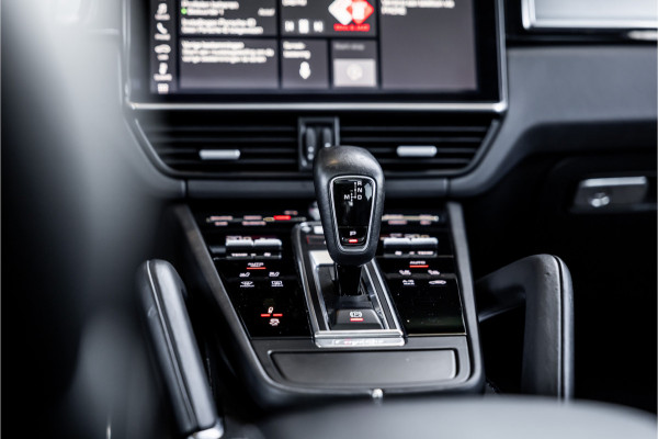Porsche Cayenne 4.0 Turbo - Origineel NL | Sport Chrono + | Luchtvering | Elek. Trekhaak