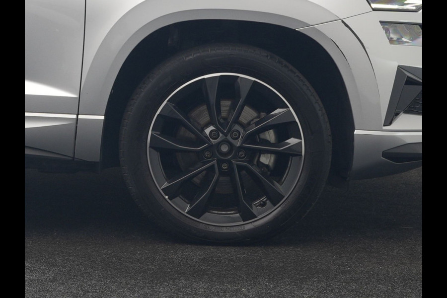 Škoda Karoq 1.5 TSI ACT Sportline Facelift Model 150pk DSG Dealer O.H | Trekhaak Af Fabriek | Adaptive Cruise | Crystal LED | Lederen Sportstoelen Memory & Verwarmd | Keyless | Sfeerverlichting | Apple Carplay | Verwarmd Sportstuur | Navigatie | Virtual | DAB |