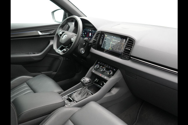 Škoda Karoq 1.5 TSI ACT Sportline Facelift Model 150pk DSG Dealer O.H | Trekhaak Af Fabriek | Adaptive Cruise | Crystal LED | Lederen Sportstoelen Memory & Verwarmd | Keyless | Sfeerverlichting | Apple Carplay | Verwarmd Sportstuur | Navigatie | Virtual | DAB |