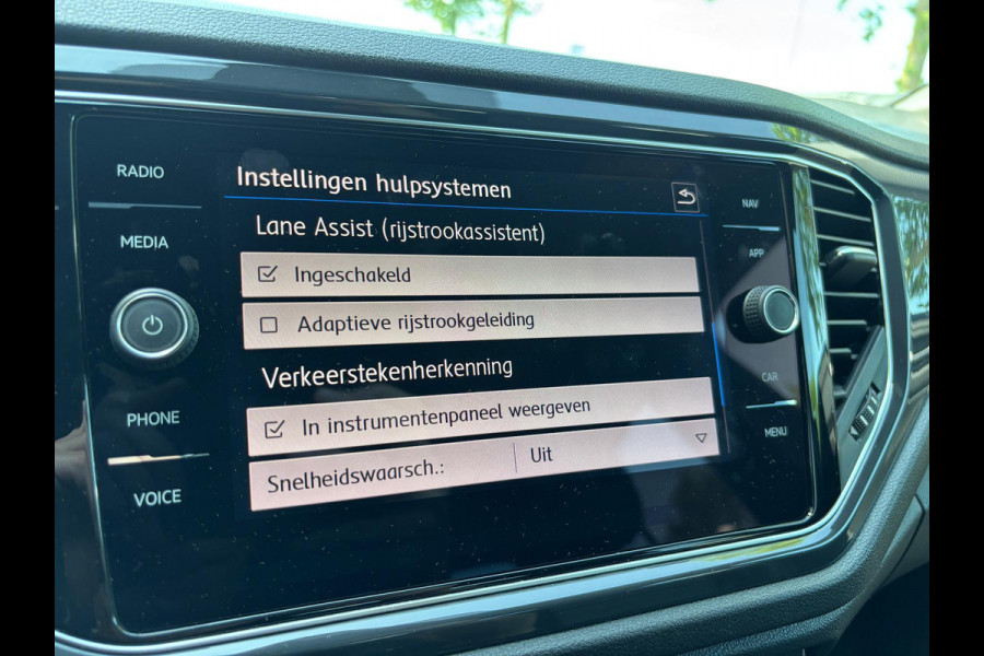 Volkswagen T-Roc 1.0 TSI Sport | Apple Carplay | Leer | Stoelverwarming | Achterruitrijcamera | Adaptieve Cruise