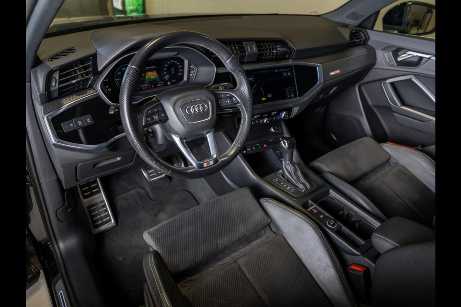 Audi Q3 45 TFSI e 2x S-Line edition / 245pk / Panorama dak / Keyless / Sfeerverlichting /