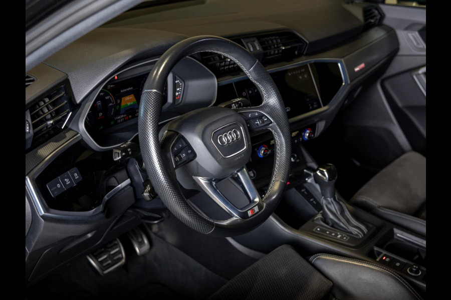 Audi Q3 45 TFSI e 2x S-Line edition / 245pk / Panorama dak / Keyless / Sfeerverlichting /