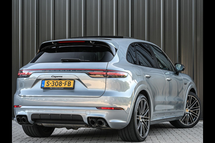 Porsche Cayenne 3.0 E-Hybrid | NL-Auto | Keramische Remmen | Achterasbesturing | Stoelmassage en -Ventilatie | Carbon Design | Luchtvering | 360 Camera | Panoramadak | Sport Chrono | Soft Close | 14-Wegs Memory Seats | Stuur Verwarmd |