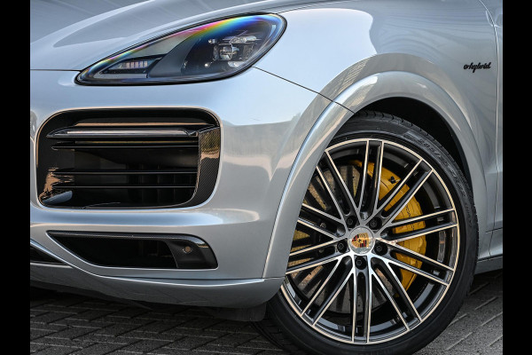 Porsche Cayenne 3.0 E-Hybrid | NL-Auto | Keramische Remmen | Achterasbesturing | Stoelmassage en -Ventilatie | Carbon Design | Luchtvering | 360 Camera | Panoramadak | Sport Chrono | Soft Close | 14-Wegs Memory Seats | Stuur Verwarmd |