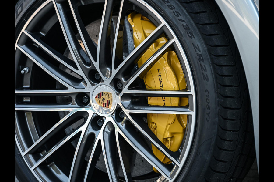 Porsche Cayenne 3.0 E-Hybrid | NL-Auto | Keramische Remmen | Achterasbesturing | Stoelmassage en -Ventilatie | Carbon Design | Luchtvering | 360 Camera | Panoramadak | Sport Chrono | Soft Close | 14-Wegs Memory Seats | Stuur Verwarmd |