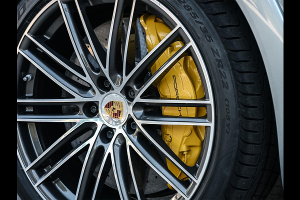 Porsche Cayenne 3.0 E-Hybrid | NL-Auto | Keramische Remmen | Achterasbesturing | Stoelmassage en -Ventilatie | Carbon Design | Luchtvering | 360 Camera | Panoramadak | Sport Chrono | Soft Close | 14-Wegs Memory Seats | Stuur Verwarmd |