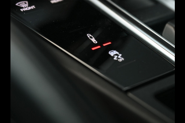 Porsche Cayenne 3.0 E-Hybrid | NL-Auto | Keramische Remmen | Achterasbesturing | Stoelmassage en -Ventilatie | Carbon Design | Luchtvering | 360 Camera | Panoramadak | Sport Chrono | Soft Close | 14-Wegs Memory Seats | Stuur Verwarmd |