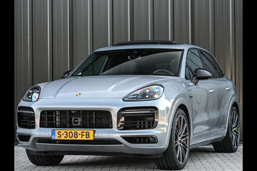 Porsche Cayenne 3.0 E-Hybrid | NL-Auto | Keramische Remmen | Achterasbesturing | Stoelmassage en -Ventilatie | Carbon Design | Luchtvering | 360 Camera | Panoramadak | Sport Chrono | Soft Close | 14-Wegs Memory Seats | Stuur Verwarmd |