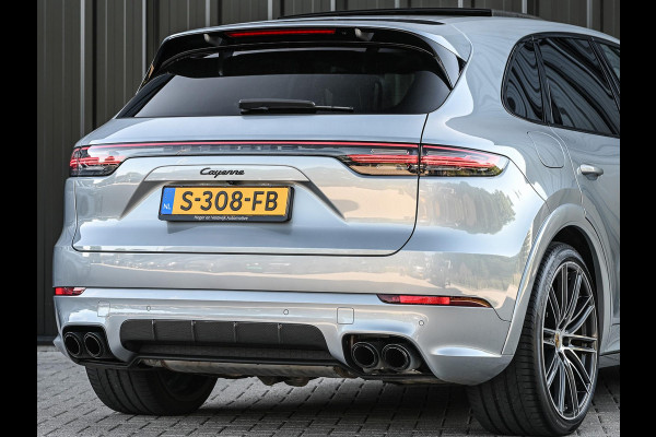 Porsche Cayenne 3.0 E-Hybrid | NL-Auto | Keramische Remmen | Achterasbesturing | Stoelmassage en -Ventilatie | Carbon Design | Luchtvering | 360 Camera | Panoramadak | Sport Chrono | Soft Close | 14-Wegs Memory Seats | Stuur Verwarmd |