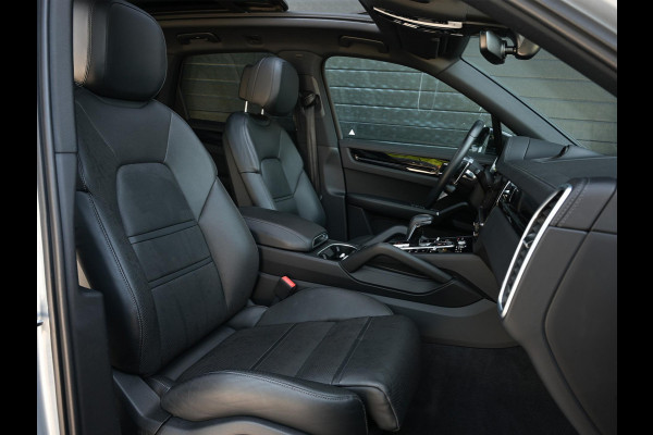 Porsche Cayenne 3.0 E-Hybrid | NL-Auto | Keramische Remmen | Achterasbesturing | Stoelmassage en -Ventilatie | Carbon Design | Luchtvering | 360 Camera | Panoramadak | Sport Chrono | Soft Close | 14-Wegs Memory Seats | Stuur Verwarmd |