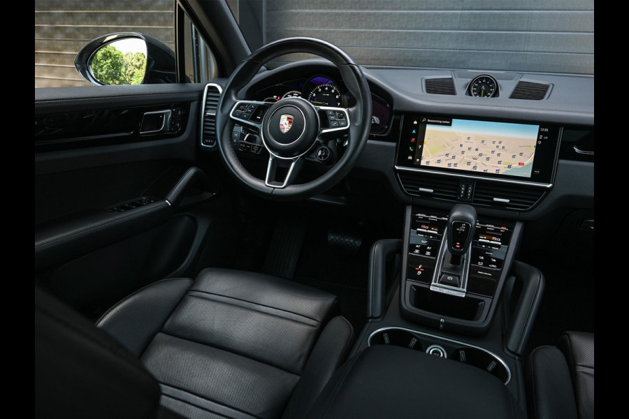 Porsche Cayenne 3.0 E-Hybrid | NL-Auto | Keramische Remmen | Achterasbesturing | Stoelmassage en -Ventilatie | Carbon Design | Luchtvering | 360 Camera | Panoramadak | Sport Chrono | Soft Close | 14-Wegs Memory Seats | Stuur Verwarmd |