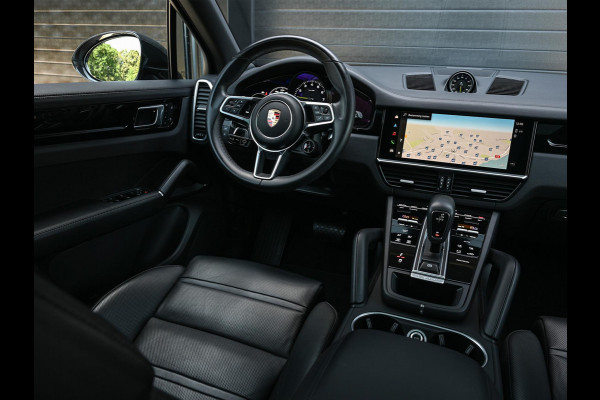 Porsche Cayenne 3.0 E-Hybrid | NL-Auto | Keramische Remmen | Achterasbesturing | Stoelmassage en -Ventilatie | Carbon Design | Luchtvering | 360 Camera | Panoramadak | Sport Chrono | Soft Close | 14-Wegs Memory Seats | Stuur Verwarmd |