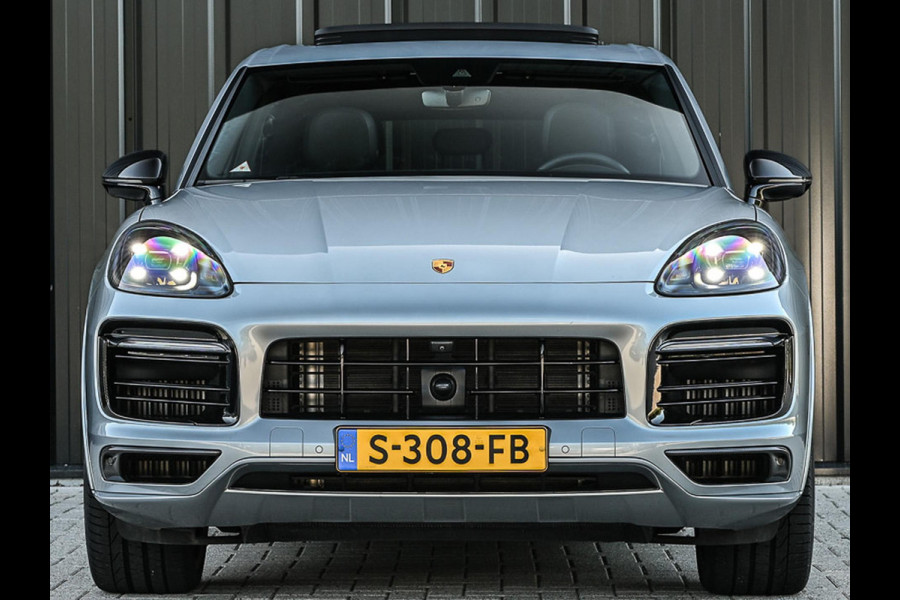 Porsche Cayenne 3.0 E-Hybrid | NL-Auto | Keramische Remmen | Achterasbesturing | Stoelmassage en -Ventilatie | Carbon Design | Luchtvering | 360 Camera | Panoramadak | Sport Chrono | Soft Close | 14-Wegs Memory Seats | Stuur Verwarmd |