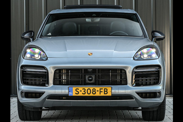 Porsche Cayenne 3.0 E-Hybrid | NL-Auto | Keramische Remmen | Achterasbesturing | Stoelmassage en -Ventilatie | Carbon Design | Luchtvering | 360 Camera | Panoramadak | Sport Chrono | Soft Close | 14-Wegs Memory Seats | Stuur Verwarmd |