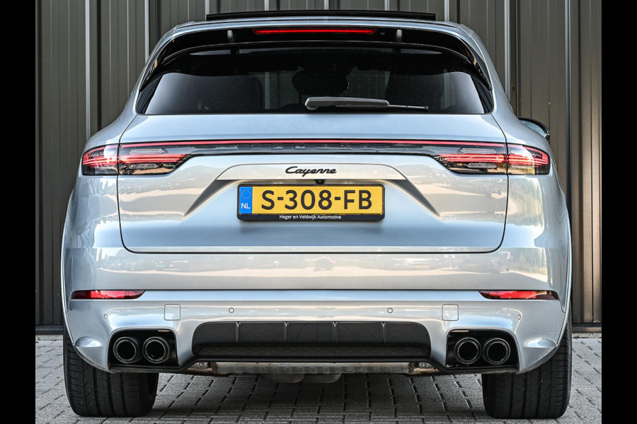 Porsche Cayenne 3.0 E-Hybrid | NL-Auto | Keramische Remmen | Achterasbesturing | Stoelmassage en -Ventilatie | Carbon Design | Luchtvering | 360 Camera | Panoramadak | Sport Chrono | Soft Close | 14-Wegs Memory Seats | Stuur Verwarmd |