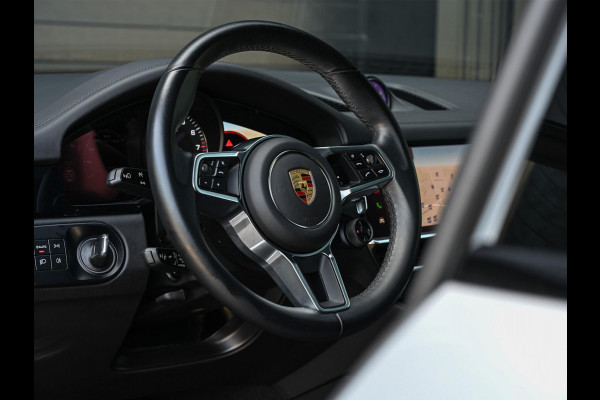 Porsche Cayenne 3.0 E-Hybrid | NL-Auto | Keramische Remmen | Achterasbesturing | Stoelmassage en -Ventilatie | Carbon Design | Luchtvering | 360 Camera | Panoramadak | Sport Chrono | Soft Close | 14-Wegs Memory Seats | Stuur Verwarmd |