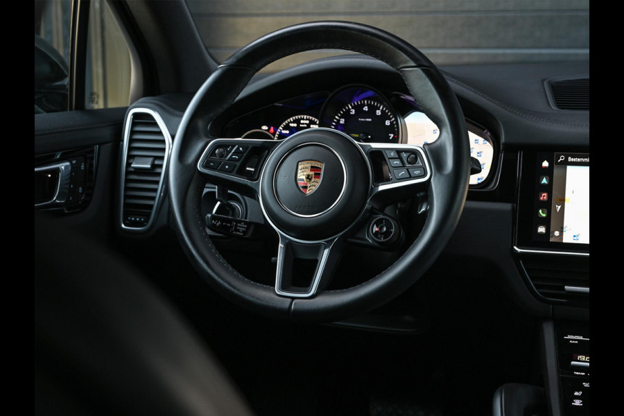 Porsche Cayenne 3.0 E-Hybrid | NL-Auto | Keramische Remmen | Achterasbesturing | Stoelmassage en -Ventilatie | Carbon Design | Luchtvering | 360 Camera | Panoramadak | Sport Chrono | Soft Close | 14-Wegs Memory Seats | Stuur Verwarmd |