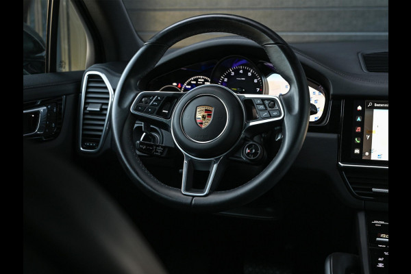 Porsche Cayenne 3.0 E-Hybrid | NL-Auto | Keramische Remmen | Achterasbesturing | Stoelmassage en -Ventilatie | Carbon Design | Luchtvering | 360 Camera | Panoramadak | Sport Chrono | Soft Close | 14-Wegs Memory Seats | Stuur Verwarmd |
