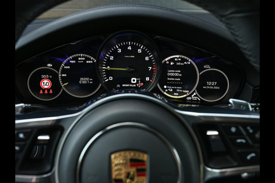 Porsche Cayenne 3.0 E-Hybrid | NL-Auto | Keramische Remmen | Achterasbesturing | Stoelmassage en -Ventilatie | Carbon Design | Luchtvering | 360 Camera | Panoramadak | Sport Chrono | Soft Close | 14-Wegs Memory Seats | Stuur Verwarmd |