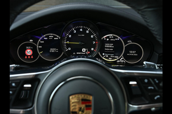 Porsche Cayenne 3.0 E-Hybrid | NL-Auto | Keramische Remmen | Achterasbesturing | Stoelmassage en -Ventilatie | Carbon Design | Luchtvering | 360 Camera | Panoramadak | Sport Chrono | Soft Close | 14-Wegs Memory Seats | Stuur Verwarmd |