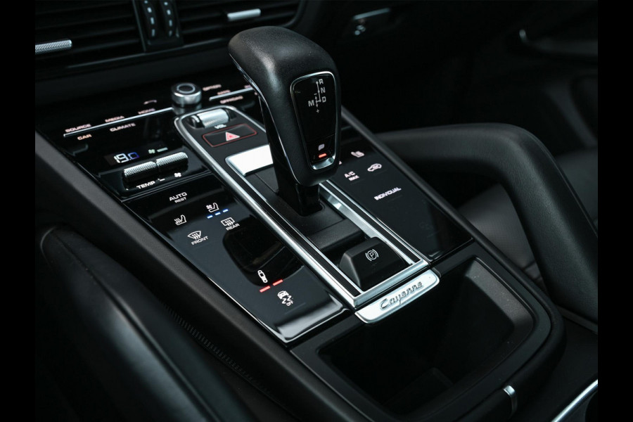 Porsche Cayenne 3.0 E-Hybrid | NL-Auto | Keramische Remmen | Achterasbesturing | Stoelmassage en -Ventilatie | Carbon Design | Luchtvering | 360 Camera | Panoramadak | Sport Chrono | Soft Close | 14-Wegs Memory Seats | Stuur Verwarmd |