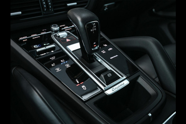 Porsche Cayenne 3.0 E-Hybrid | NL-Auto | Keramische Remmen | Achterasbesturing | Stoelmassage en -Ventilatie | Carbon Design | Luchtvering | 360 Camera | Panoramadak | Sport Chrono | Soft Close | 14-Wegs Memory Seats | Stuur Verwarmd |
