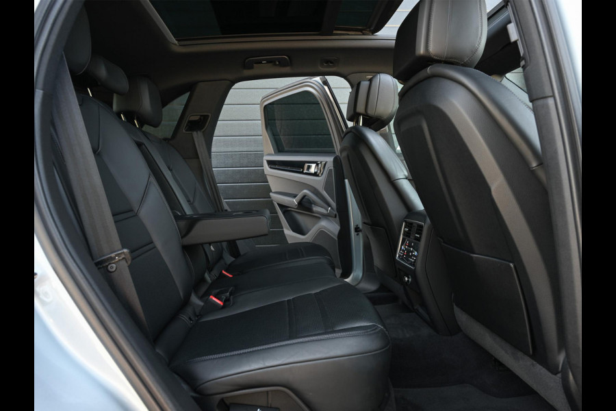 Porsche Cayenne 3.0 E-Hybrid | NL-Auto | Keramische Remmen | Achterasbesturing | Stoelmassage en -Ventilatie | Carbon Design | Luchtvering | 360 Camera | Panoramadak | Sport Chrono | Soft Close | 14-Wegs Memory Seats | Stuur Verwarmd |