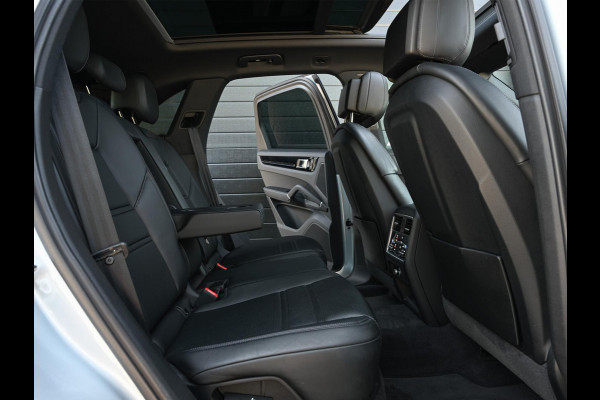 Porsche Cayenne 3.0 E-Hybrid | NL-Auto | Keramische Remmen | Achterasbesturing | Stoelmassage en -Ventilatie | Carbon Design | Luchtvering | 360 Camera | Panoramadak | Sport Chrono | Soft Close | 14-Wegs Memory Seats | Stuur Verwarmd |