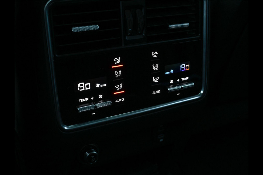 Porsche Cayenne 3.0 E-Hybrid | NL-Auto | Keramische Remmen | Achterasbesturing | Stoelmassage en -Ventilatie | Carbon Design | Luchtvering | 360 Camera | Panoramadak | Sport Chrono | Soft Close | 14-Wegs Memory Seats | Stuur Verwarmd |