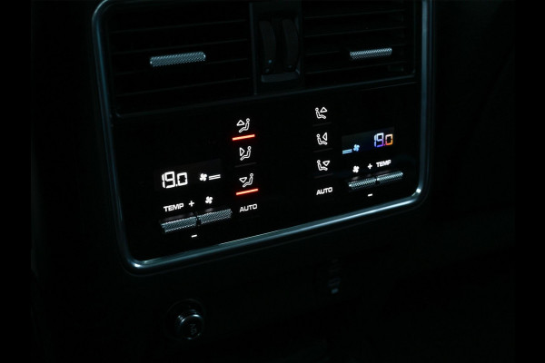 Porsche Cayenne 3.0 E-Hybrid | NL-Auto | Keramische Remmen | Achterasbesturing | Stoelmassage en -Ventilatie | Carbon Design | Luchtvering | 360 Camera | Panoramadak | Sport Chrono | Soft Close | 14-Wegs Memory Seats | Stuur Verwarmd |