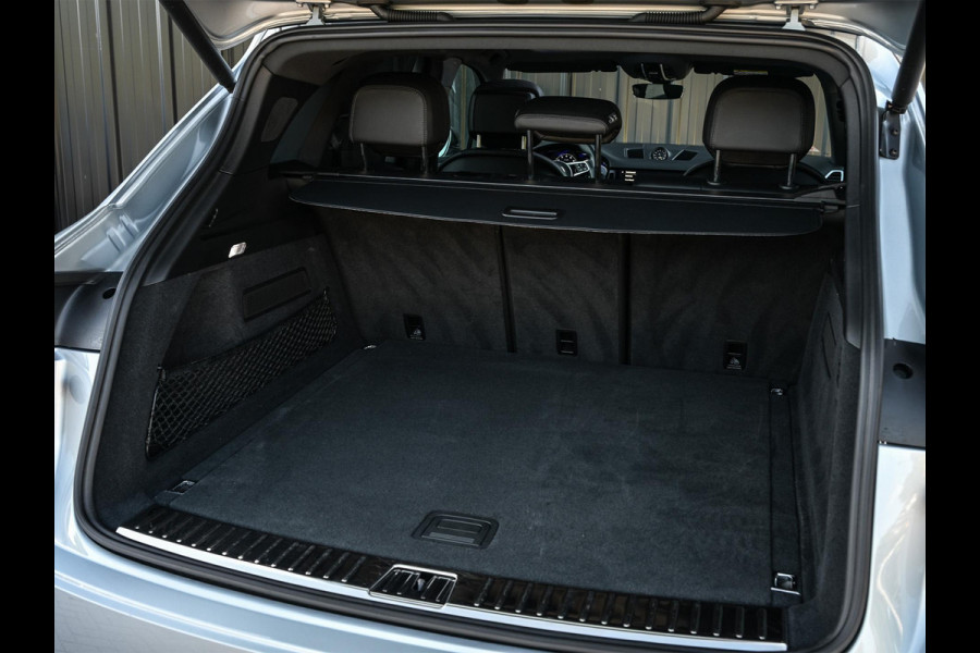 Porsche Cayenne 3.0 E-Hybrid | NL-Auto | Keramische Remmen | Achterasbesturing | Stoelmassage en -Ventilatie | Carbon Design | Luchtvering | 360 Camera | Panoramadak | Sport Chrono | Soft Close | 14-Wegs Memory Seats | Stuur Verwarmd |