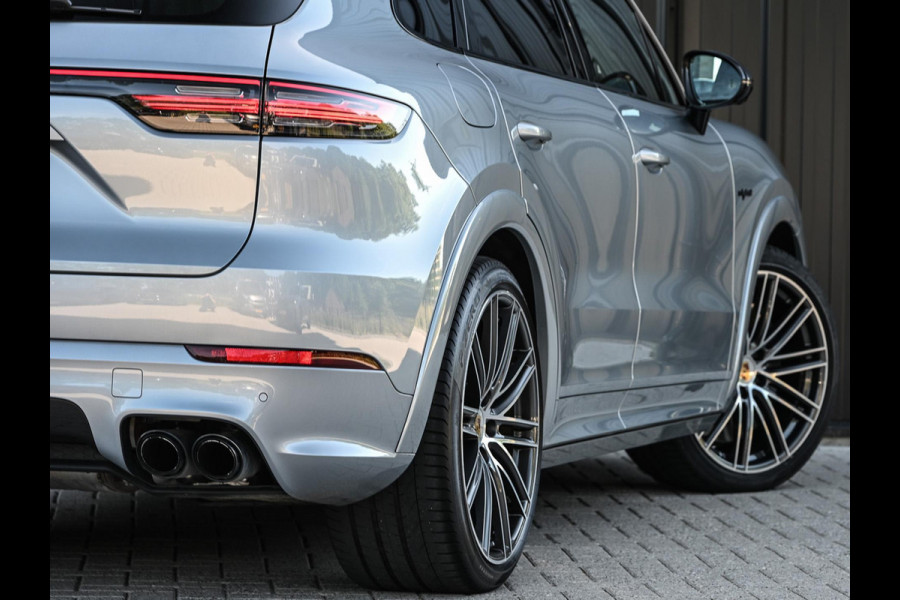 Porsche Cayenne 3.0 E-Hybrid | NL-Auto | Keramische Remmen | Achterasbesturing | Stoelmassage en -Ventilatie | Carbon Design | Luchtvering | 360 Camera | Panoramadak | Sport Chrono | Soft Close | 14-Wegs Memory Seats | Stuur Verwarmd |