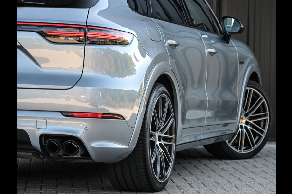 Porsche Cayenne 3.0 E-Hybrid | NL-Auto | Keramische Remmen | Achterasbesturing | Stoelmassage en -Ventilatie | Carbon Design | Luchtvering | 360 Camera | Panoramadak | Sport Chrono | Soft Close | 14-Wegs Memory Seats | Stuur Verwarmd |