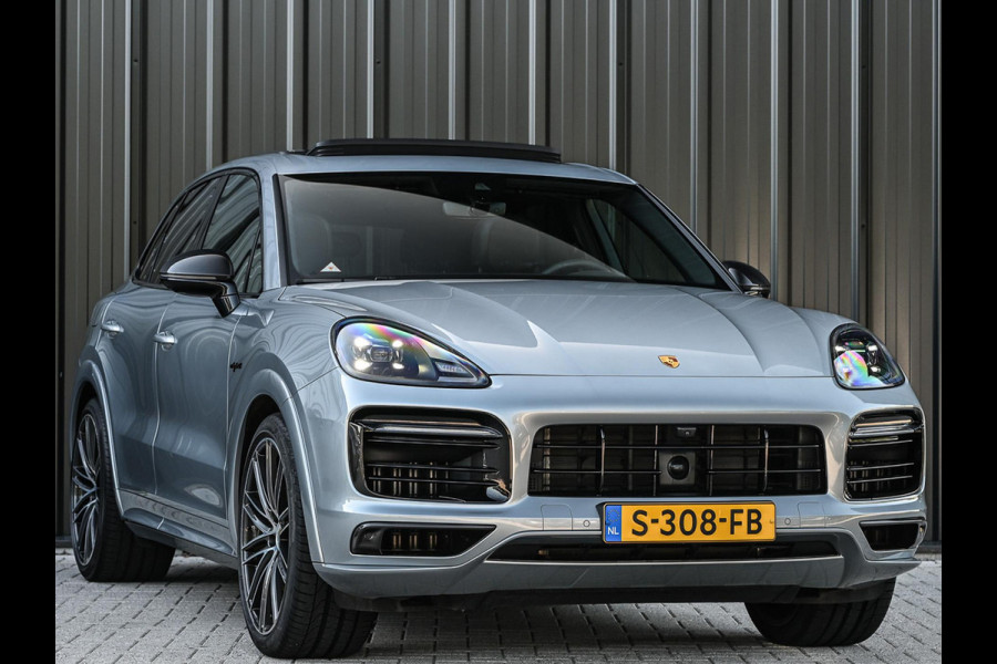 Porsche Cayenne 3.0 E-Hybrid | NL-Auto | Keramische Remmen | Achterasbesturing | Stoelmassage en -Ventilatie | Carbon Design | Luchtvering | 360 Camera | Panoramadak | Sport Chrono | Soft Close | 14-Wegs Memory Seats | Stuur Verwarmd |