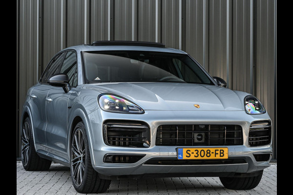 Porsche Cayenne 3.0 E-Hybrid | NL-Auto | Keramische Remmen | Achterasbesturing | Stoelmassage en -Ventilatie | Carbon Design | Luchtvering | 360 Camera | Panoramadak | Sport Chrono | Soft Close | 14-Wegs Memory Seats | Stuur Verwarmd |