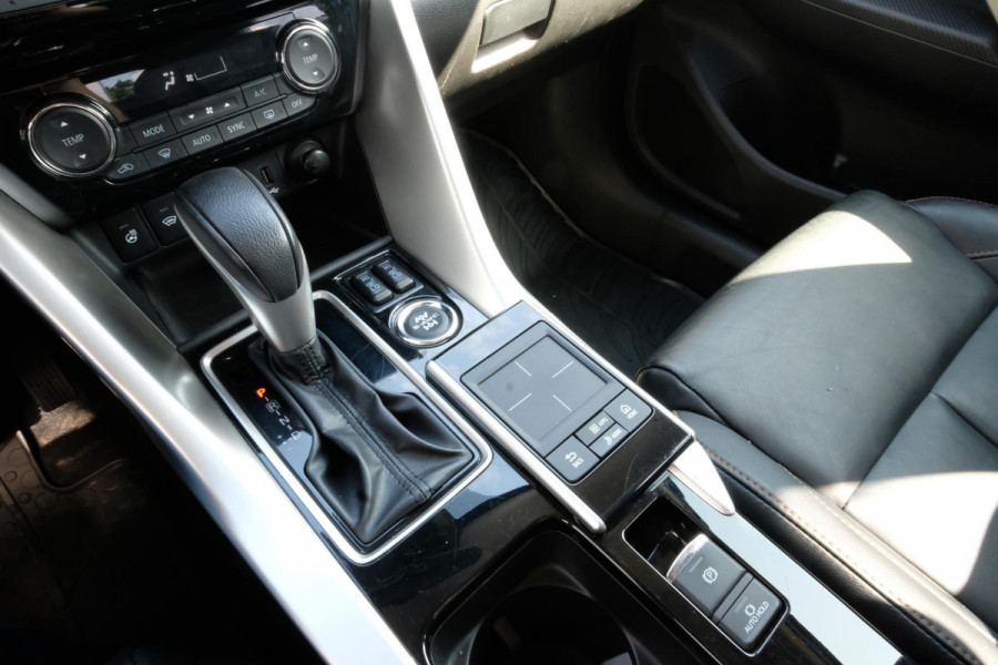 Mitsubishi Eclipse Cross 1.5 DI-T 4WD First Edition 163 PK | Adaptieve Cruise | Head Up Display | Full Leder | | Panorama dak | Stoelverwarming | 1.600kg Trekgewicht!
