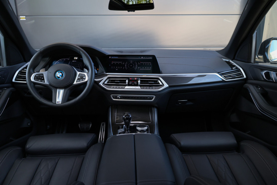 BMW X5 xDrive45e High Executive | BTW | M-SPORT | HUD | 4WIELSTUURING | SKYLOUNGE | CABRON | 22'' | ACC | DEALER ONDH | 360 |