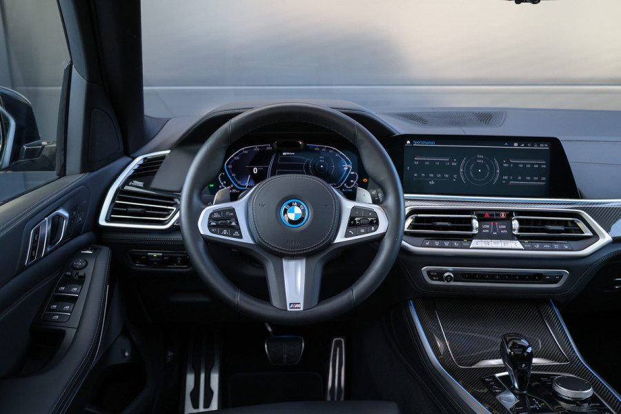 BMW X5 xDrive45e High Executive | BTW | M-SPORT | HUD | 4WIELSTUURING | SKYLOUNGE | CABRON | 22'' | ACC | DEALER ONDH | 360 |
