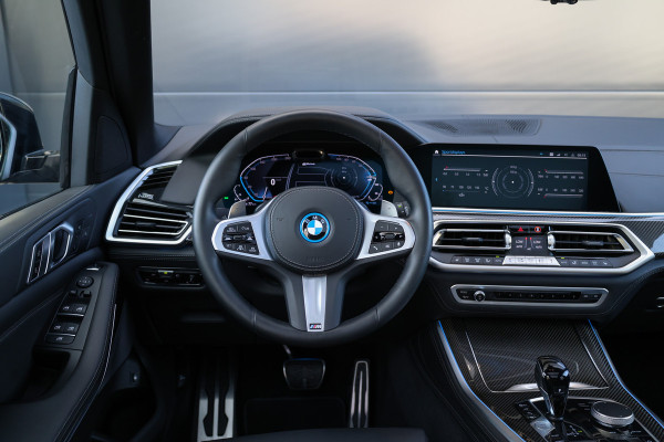 BMW X5 xDrive45e High Executive | BTW | M-SPORT | HUD | 4WIELSTUURING | SKYLOUNGE | CABRON | 22'' | ACC | DEALER ONDH | 360 |