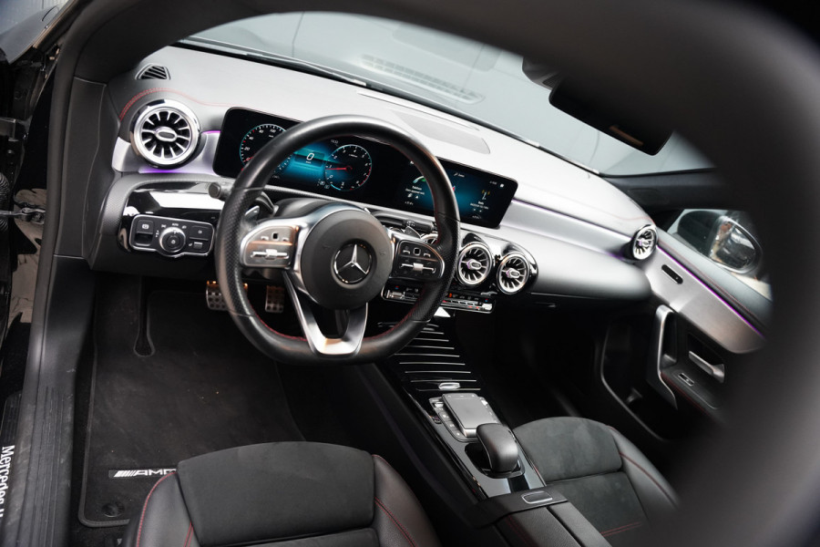 Mercedes-Benz CLA-Klasse 180 Business Solution AMG | Stoelverwarming | Parkeersensoren | Navigatie | Cruise Control | Ambiance Verlichting | Keyless | Camera | Climate Control
