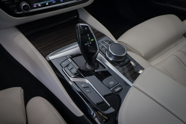 BMW 5 Serie Touring 530e Business Edition Plus ADAPTIVE | MEMORY | STOELVERWARMING VOOR + ACHTER | PANORAMADAK | CARPLAY | LASERLIGHTS | HEAD UP | TREKHAAK |