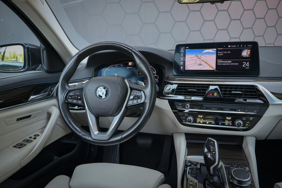 BMW 5 Serie Touring 530e Business Edition Plus ADAPTIVE | MEMORY | STOELVERWARMING VOOR + ACHTER | PANORAMADAK | CARPLAY | LASERLIGHTS | HEAD UP | TREKHAAK |