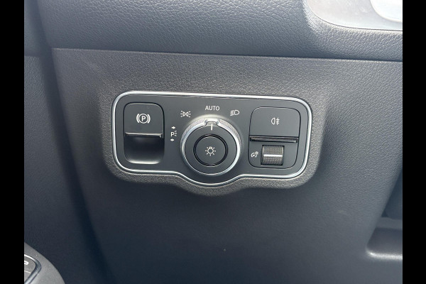 Mercedes-Benz Glb 200 Business Solution Luxury 163 PK | Dodehoeksensoren | Elektrische Achterklep | Lederen Bekleding | Stoelverwarming | Achteruitrijcamera | Eerste eigenaar