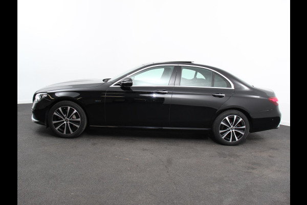 Mercedes-Benz E-Klasse 300e Avantgarde Premium Plus PHEV Automaat Panorama dak Climate control Adaptieve cruise control Parkeersensoren Camera  Verwarmde voorstoelen Keyless Lcihtmetalen velgen Led Burmester