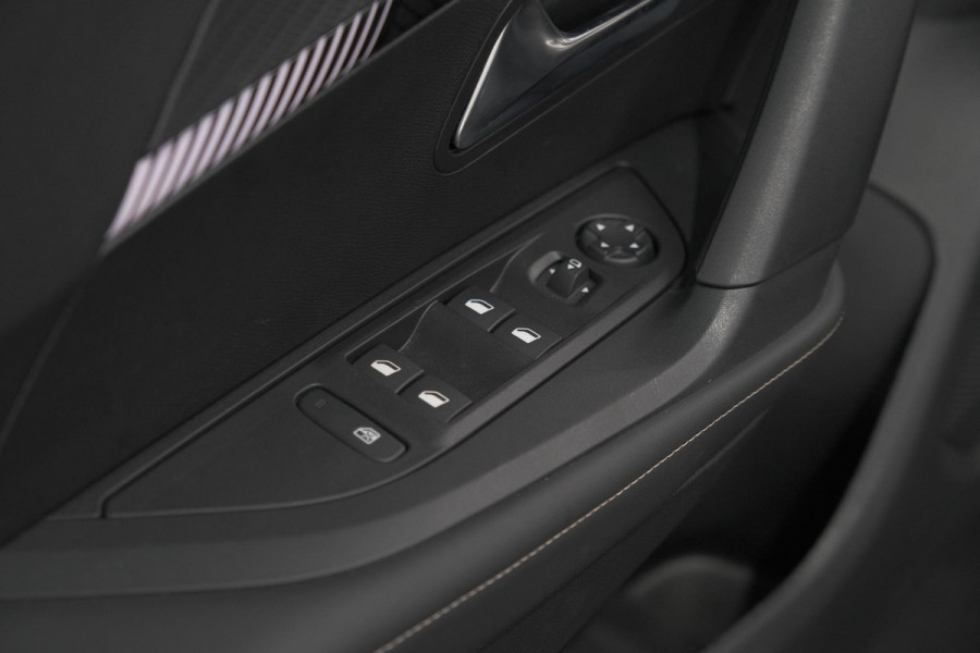 Peugeot 2008 Hybrid 136 e-DCS6 Allure | Navigatie | Parkeersensoren Voor + Achter | Apple Carplay